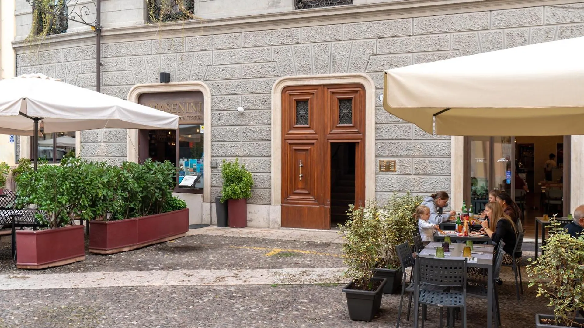 Palazzo Biasini By Postcardsfrom Hotel Verona Guest house