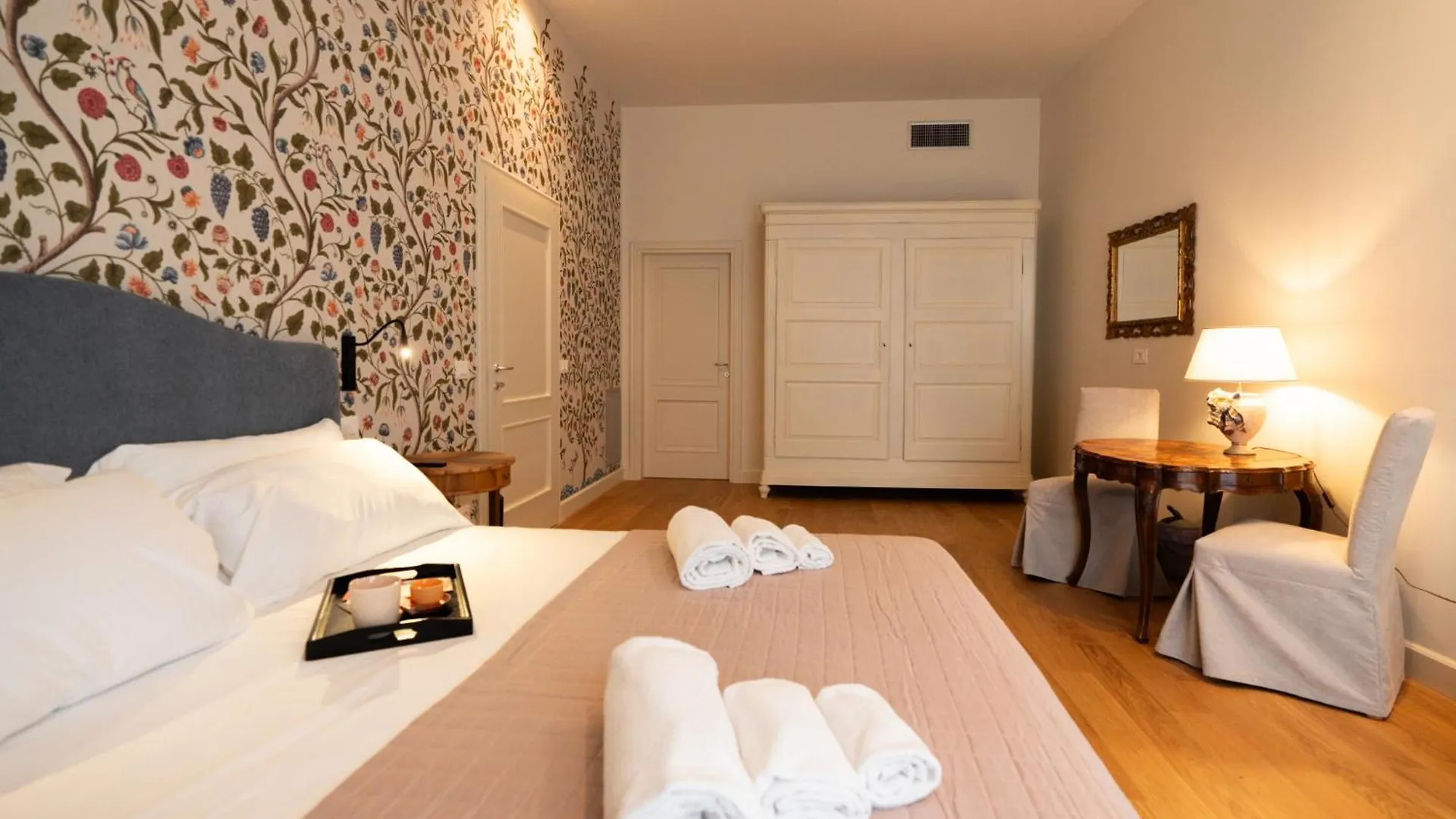 Palazzo Biasini By Postcardsfrom Hotel Verona Guest house
