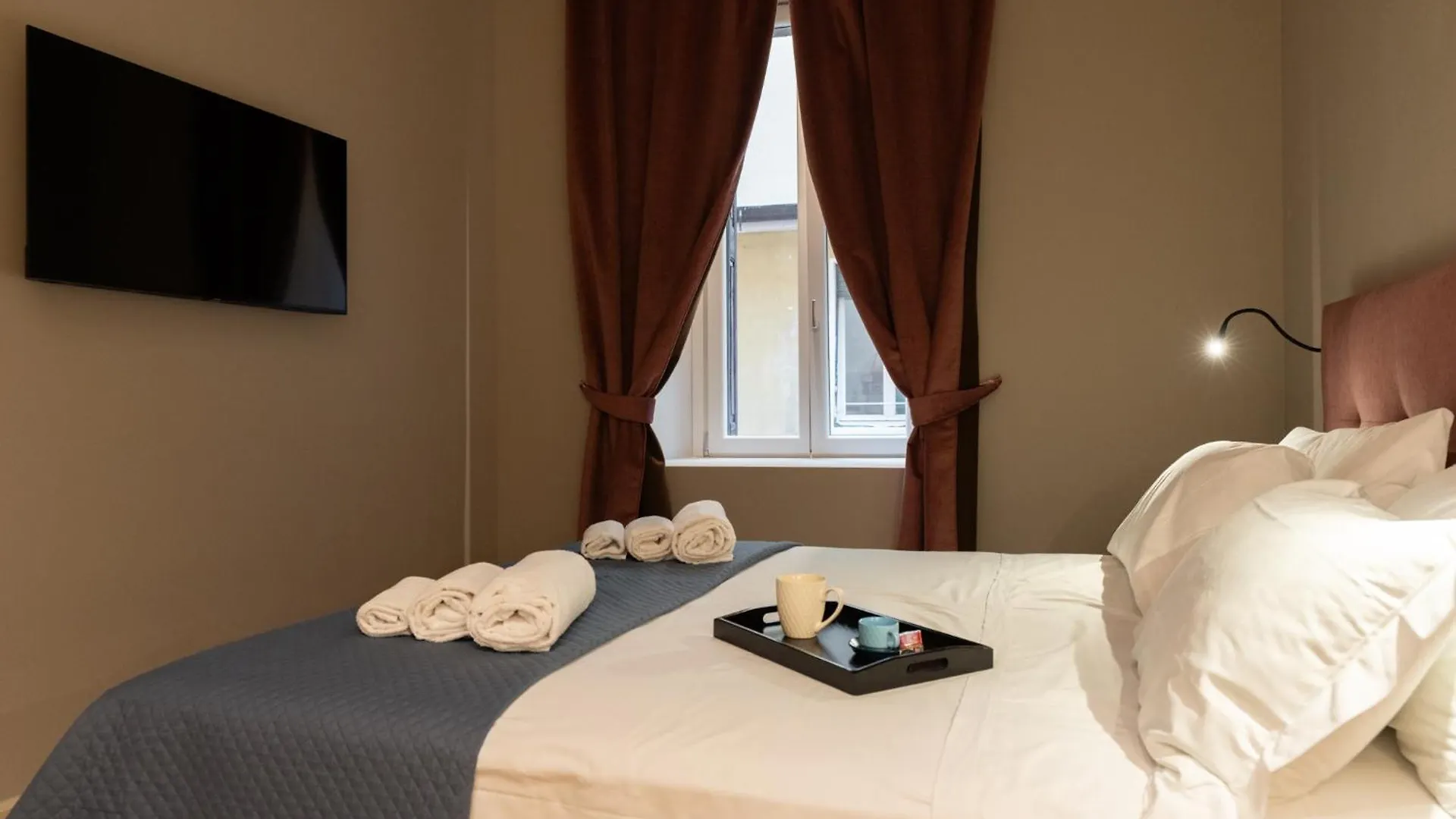 Palazzo Biasini By Postcardsfrom Hotel Verona Guest house