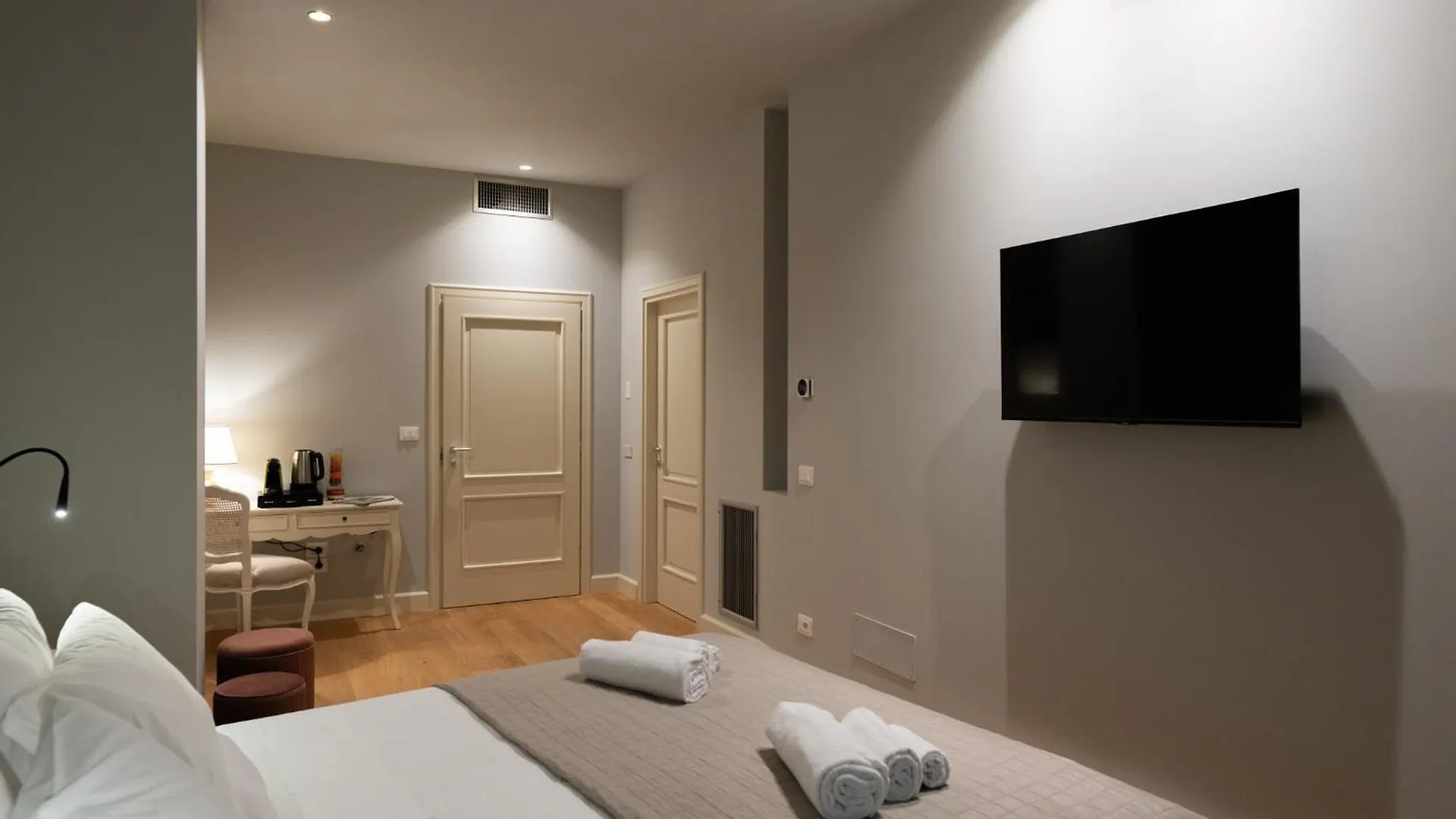 Palazzo Biasini By Postcardsfrom Hotel Verona Guest house